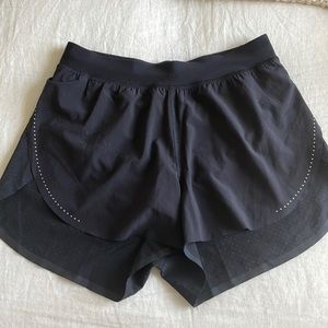Lululemon size 4 Find Your Pace high rise lined short 3”
